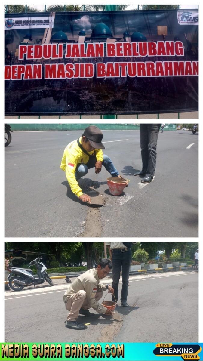 Dua Awak Media :  Mediasuarabangsa.com dan M-Radarnews.com Lakukan Penambahan Tambalan Jalan di Depan Masjid Agung Baiturrahman Banyuwangi.