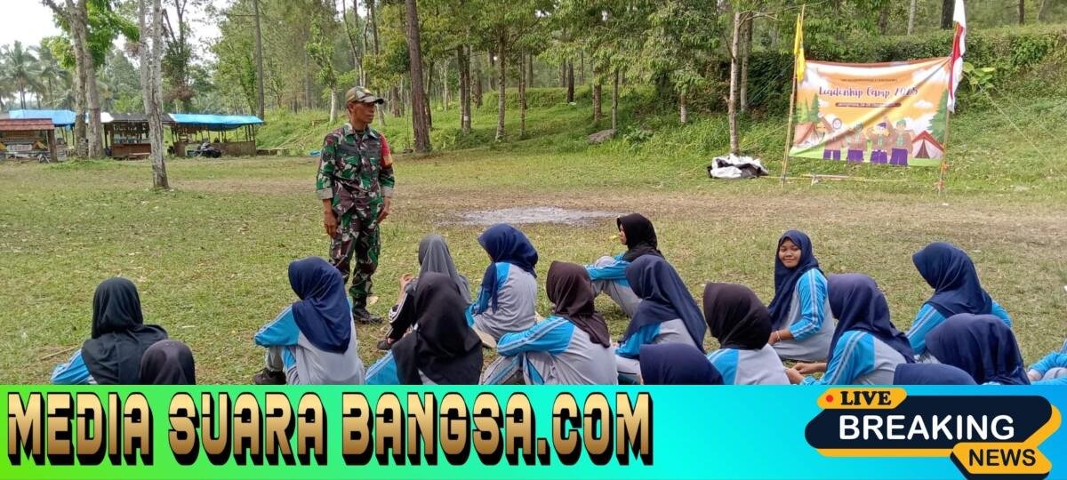 Babinsa Koramil 0825/20 Songgon Berikan Materi Wasbang Dan PBB Pada LDKS SMP Muhammadiyah 2 Rogojampi