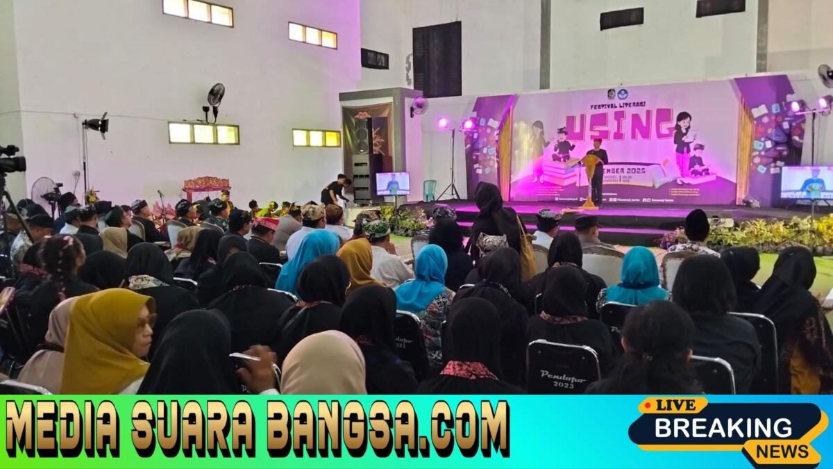 Festival Literasi Osing 2025 Meriah di Banyuwangi, Babinsa Kelurahan Tukangkayu Koramil 0825/01 Banyuwangi Turut Monitoring Kegiatan