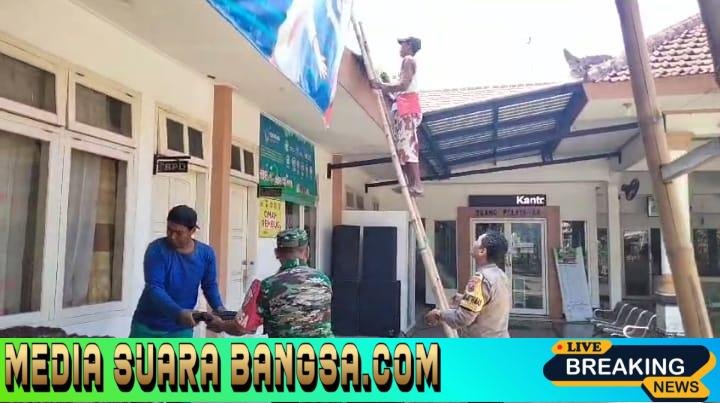 Semangat Produktif, Babinsa Koramil 0825-04/Genteng dan Warga Kembiritan Gotong Royong Rehap Kantor Desa