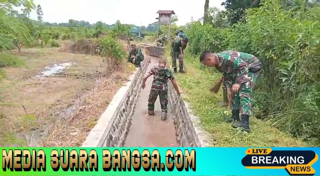 Anggota Koramil 0825/07 Cluring Gotong Royong Bersihkan Saluran Irigasi Bersama Kelompok Tani Tulodo