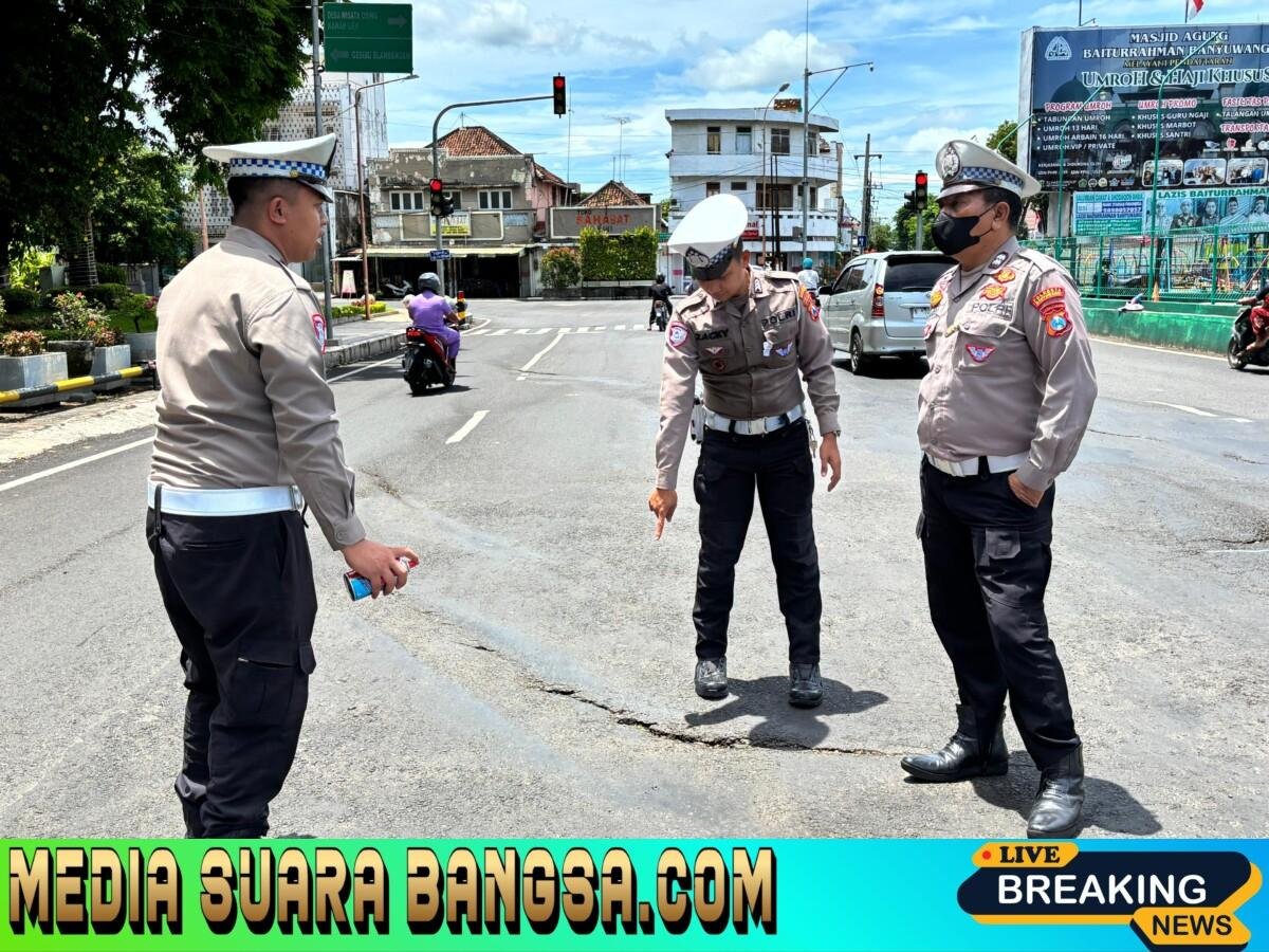 Jalan Rusak Depan Masjid Baiturahman Banyuwangi Nyaris Memakan Korban 