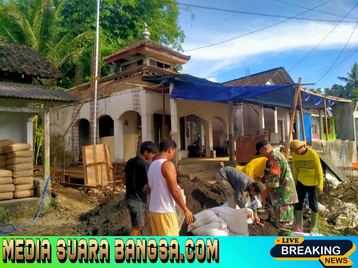Babinsa Koramil 0825/20 Songgon Bersama Warga Gotong Royong Pemindahan Material Pembangunan Masjid