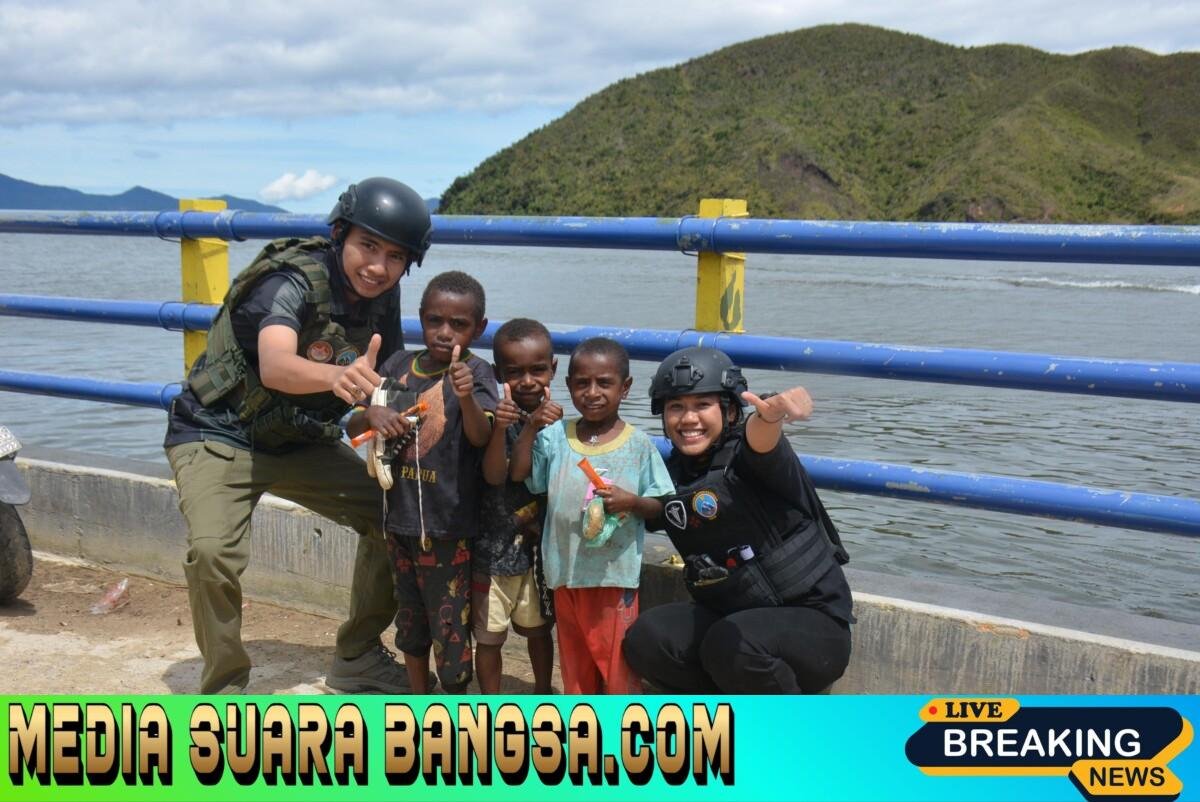 Sentuhan Humanis Personel Satgas Ops Damai Cartenz Bersama Masyarakat dan Anak-Anak di Paniai