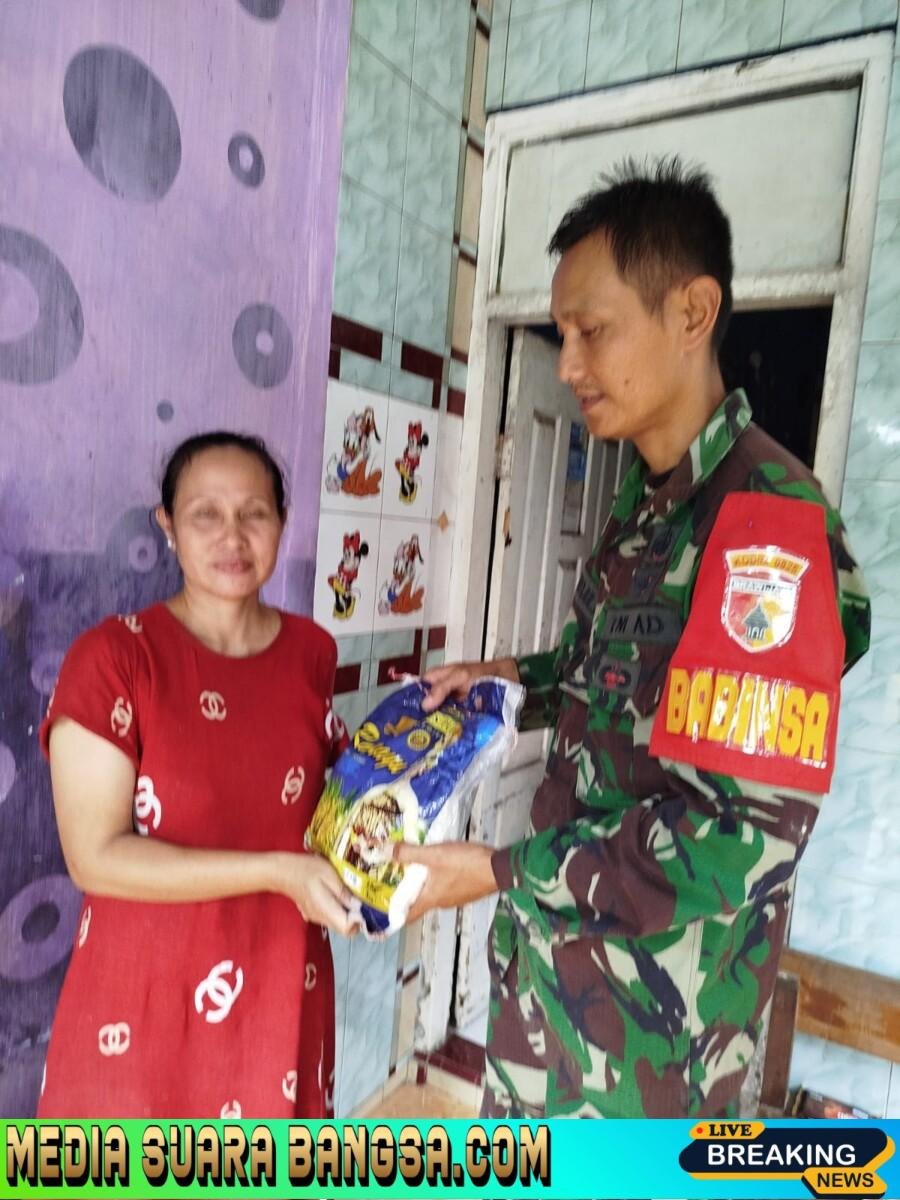 Babinsa Desa Alasmalang Berikan Bantuan Pangan kepada Warga Desa Alasmalang