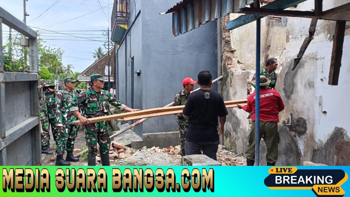 Karya Bakti TNI dan Warga Desa Pakistaji Pasca Rumah Roboh Akibat Hujan dan Angin