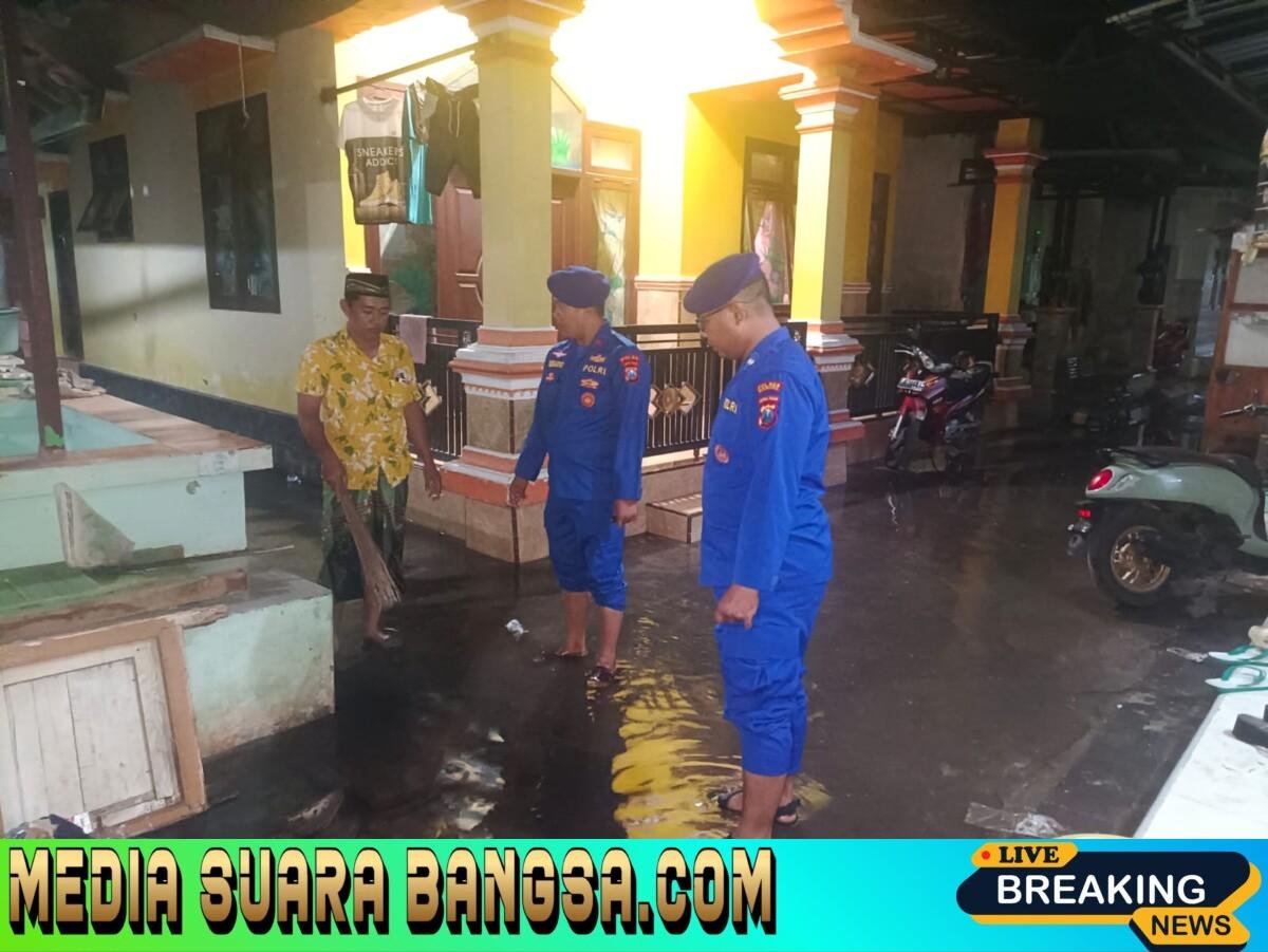 Polisi Ajak Warga Pesisir Situbondo Jaga Kebersihan Lingkungan dan Waspada Banjir Rob