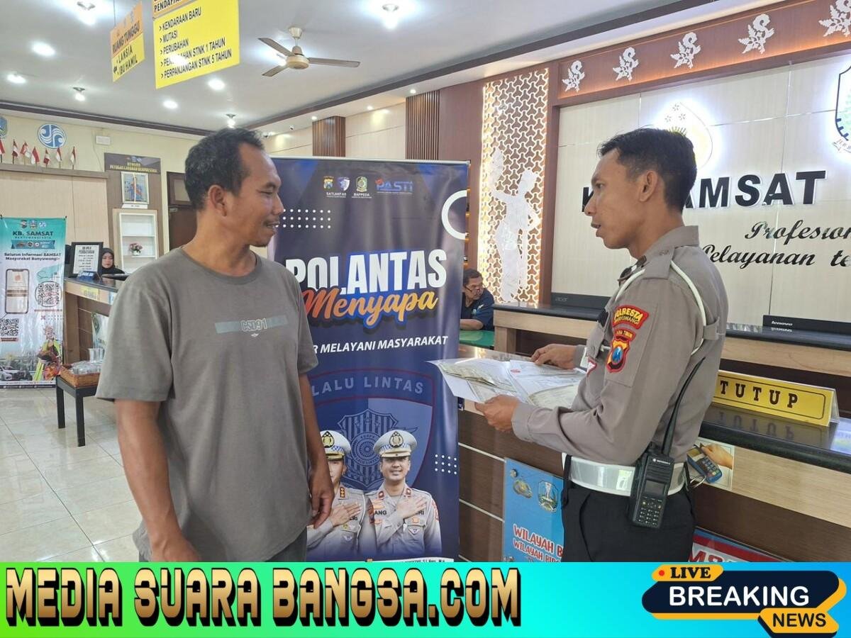 POLANTAS MENYAPA, SATLANTAS POLRESTA BANYUWANGI HADIR BERIKAN PELAYANAN DAN EDUKASI DI SAMSAT