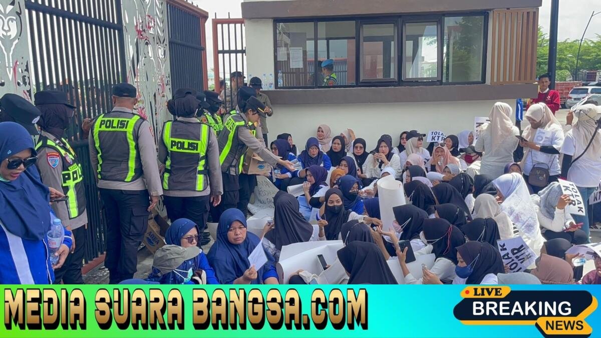 Aksi Humanis: Polwan Bojonegoro Berbagi Air Mineral kepada Massa Unjuk Rasa
