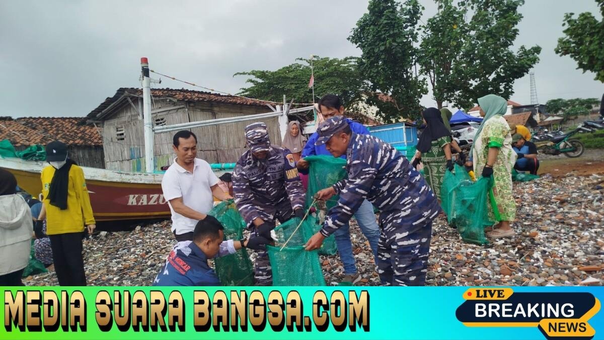Posal Muncar, Sungai Watch, dan Instansi Terkait Kompak Gelar Big Clean Up di Pantai Sampangan