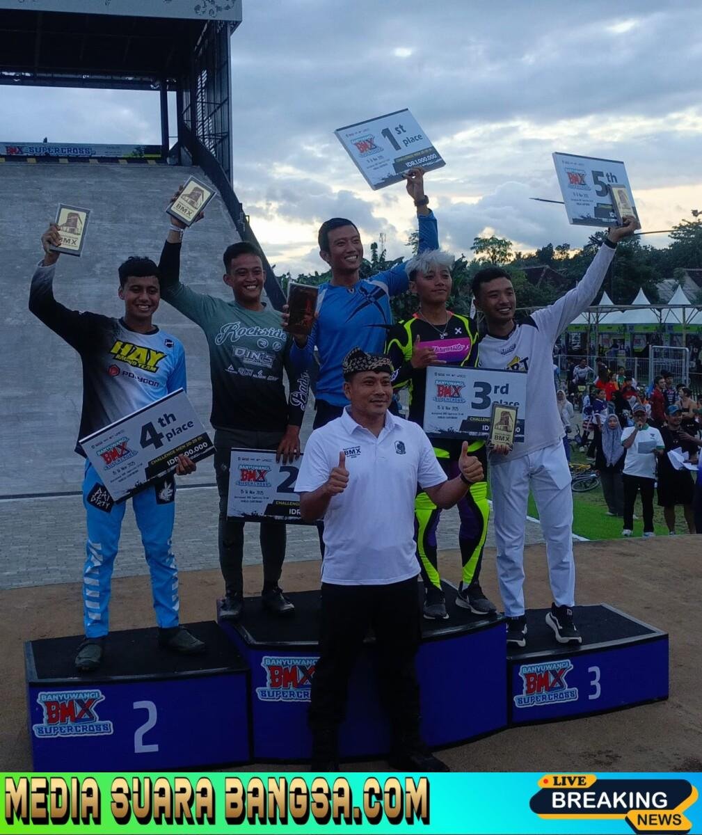 Kapolresta Banyuwangi Kombes Pol. Rama Samtama Putra Serahkan Trofi Juara BMX Supercross Internasional 2025