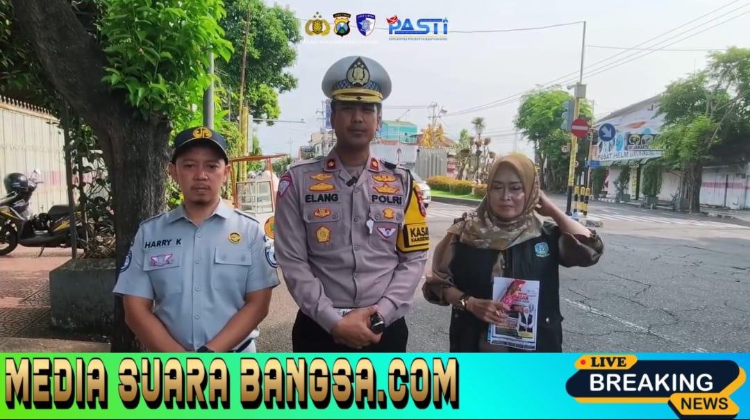 Kasat Lantas Polresta Banyuwangi Gelar Sosialisasi Ops Zebra Semeru 2025 di Simpang Lima: Edukasi Tertib Berlalu Lintas Disertai Pembagian Helm Gratis