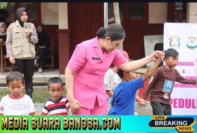 Polda Jatim Berikan Trauma Healing untuk Anak – anak di Pengungsian Dampak Erupsi Gunung Semeru