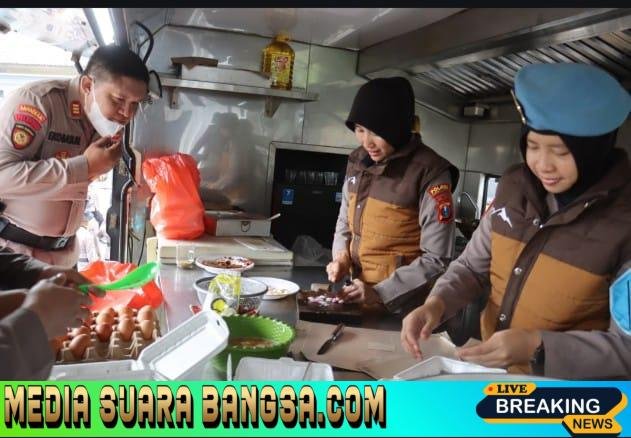 Brimob Polda Jatim Dirikan Dapur Lapangan untuk Warga Terdampak Erupsi Gunung Semeru