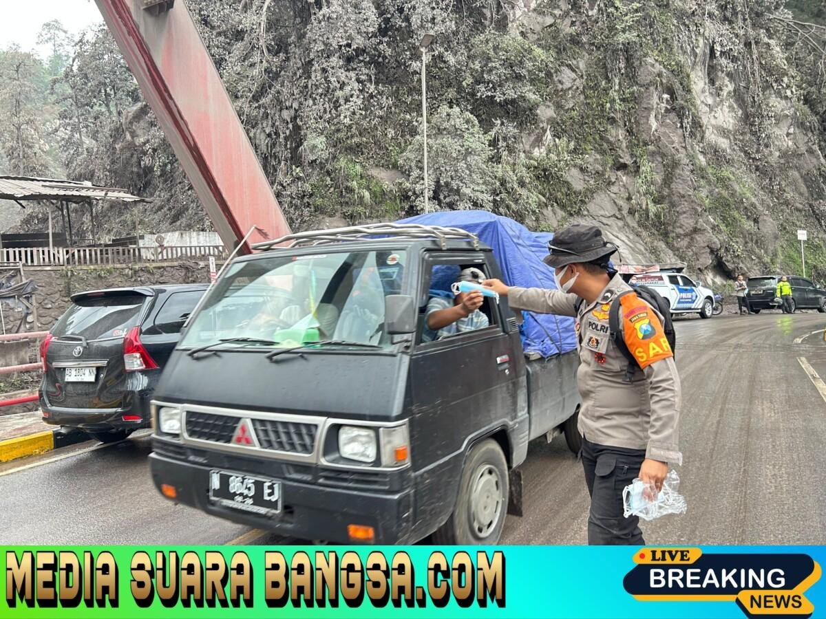 Tim SAR Polda Jatim Bagikan Masker ke Warga Terdampak Abu Vulkanik Semeru