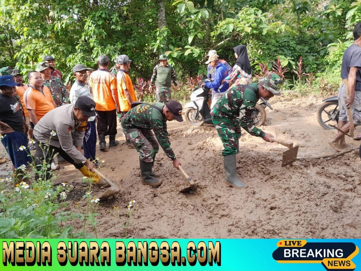 Anggota Koramil Pesanggaran Karya Bhakti Gotong Royong Bersihkan Material Longsor Akibat Hujan Deras