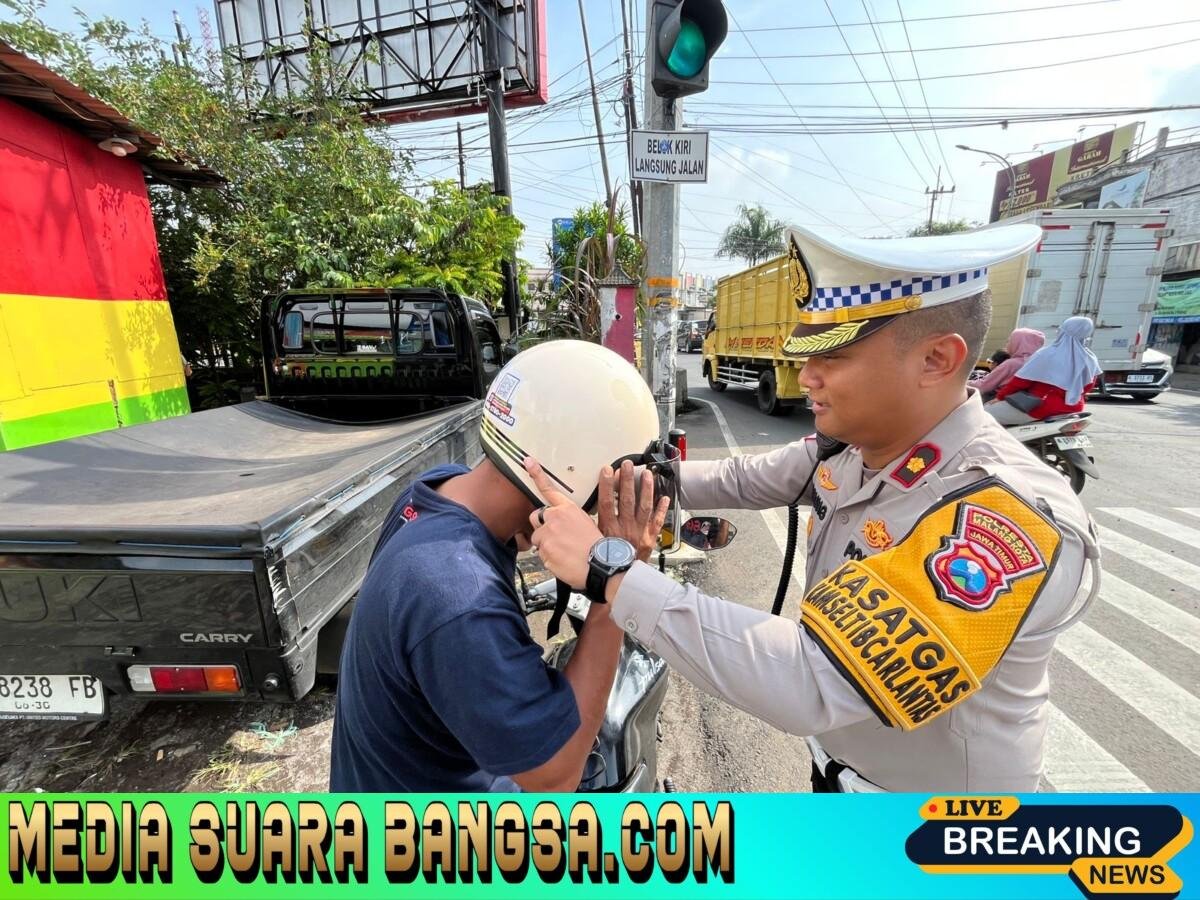 Operasi Zebra Semeru Polresta Malang Kota Bagikan 100 Helm Gratis