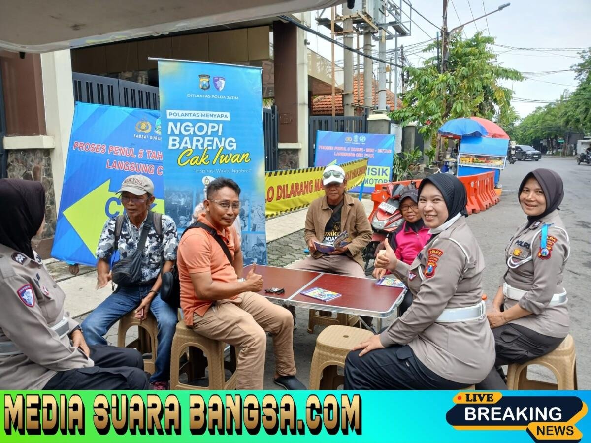 Ditlantas Polda Jatim Ngopi Bareng Warga Sosialisasi Tertib Lalin di Operasi Zebra Semeru