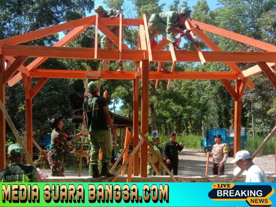 Babinsa Koramil Pesanggaran Gotong Royong Pembuatan Pos Linmas Desa