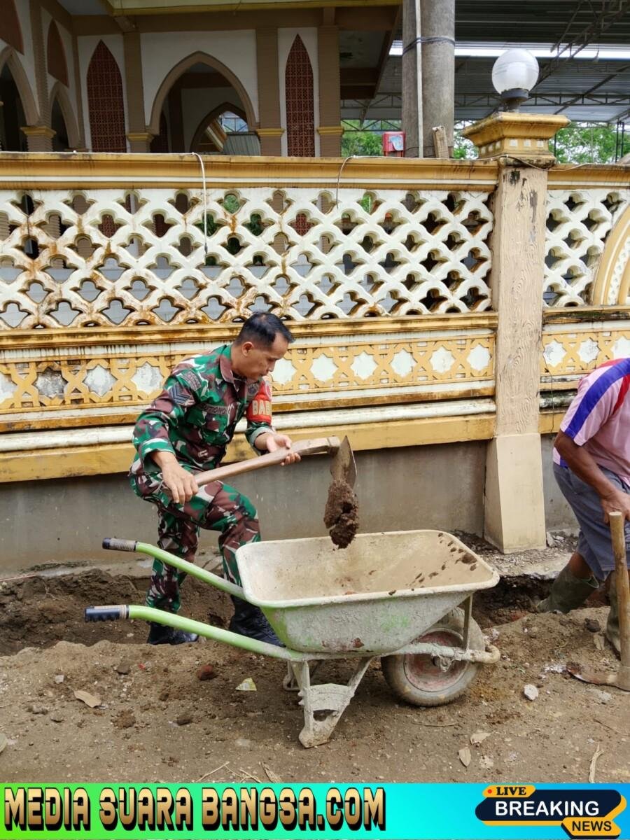 Babinsa Koramil 0825/05 Kalibaru Gencarkan Kerja Bakti Antisipasi Banjir