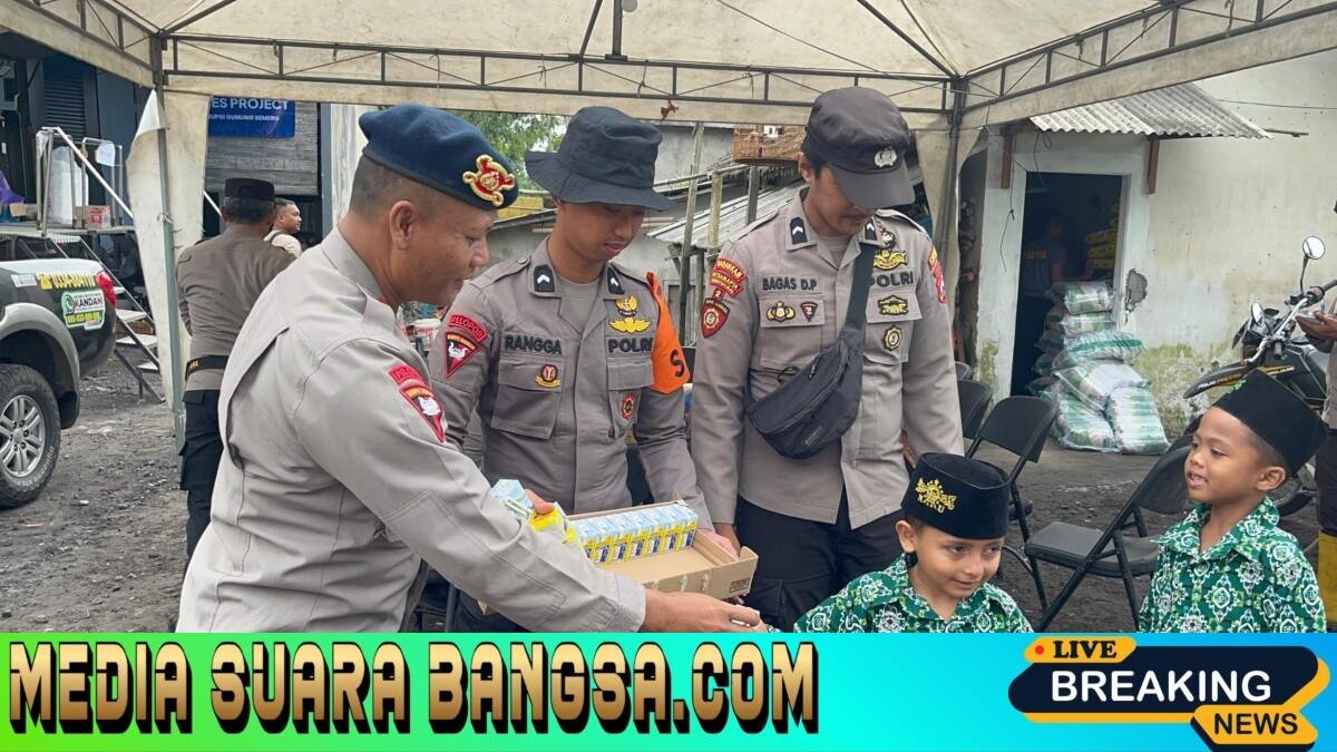 Polisi Berbagi Snack dan Susu untuk Pelajar Terdampak Erupsi Gunung Semeru