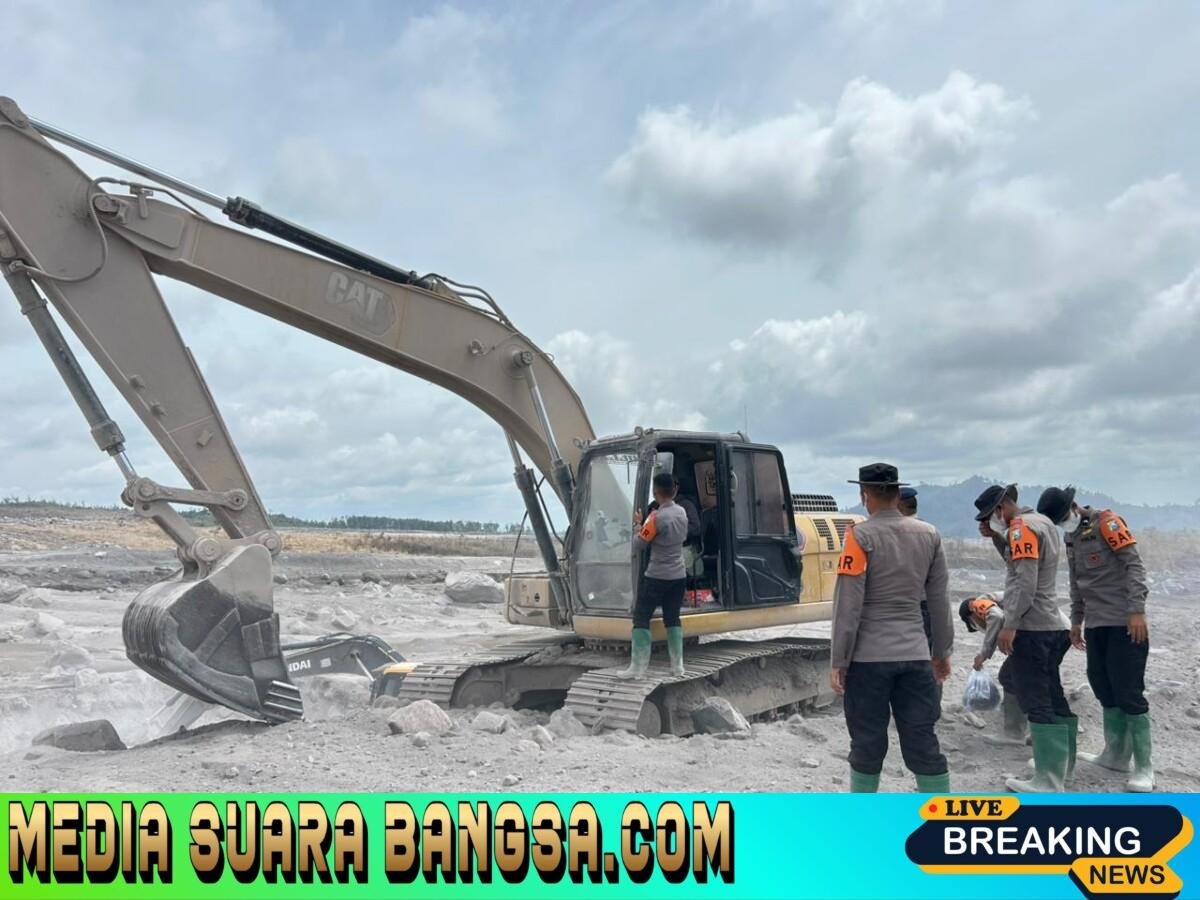 Polda Jatim Libatkan Personel Gabungan Perbaiki Tanggul Sungai di Curah Kobokan Lumajang