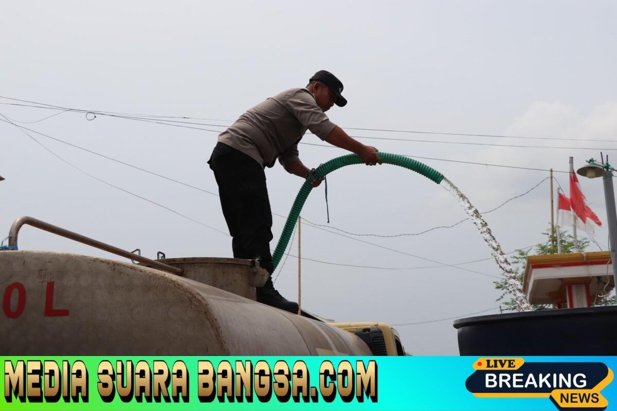 Polres Sumenep Salurkan Bantuan Air Bersih untuk Warga Desa Pinggirpapas