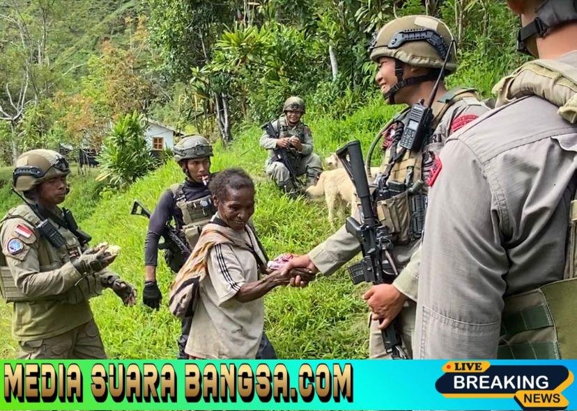 Patroli Humanis Satgas Ops Damai Cartenz di Kampung Apom Kiwirok, Pererat Kedekatan dengan Warga