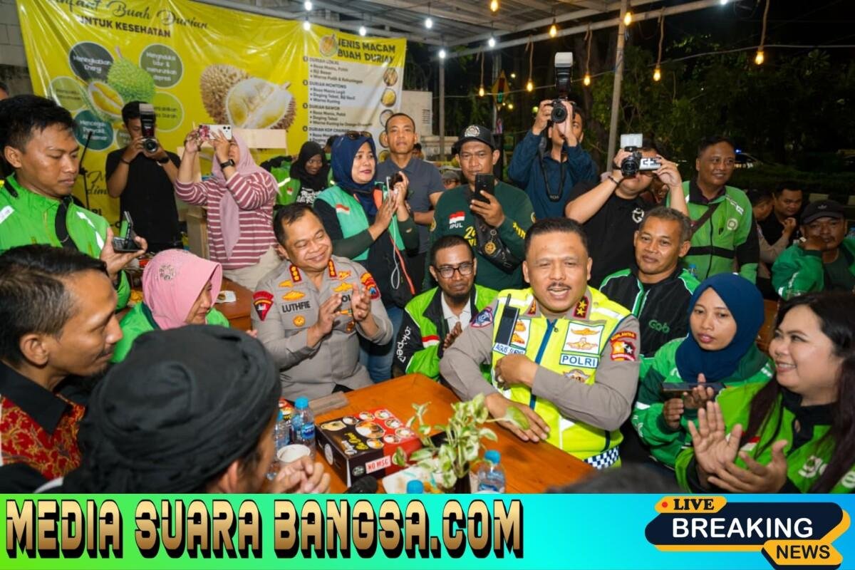 Kakorlantas Ngopi Bareng Driver Ojol Surabaya Sampaikan Pesan Kapolri