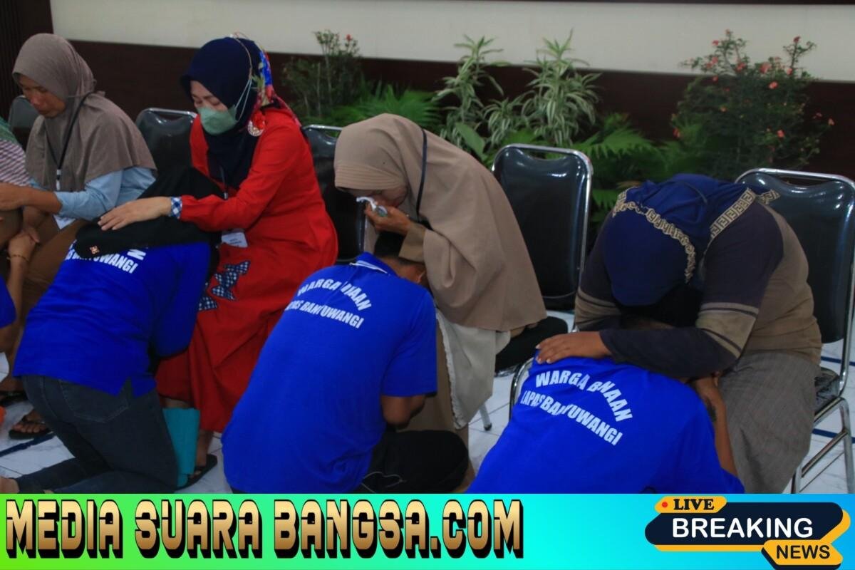 Tak Kuasa Menahan Tangis, Begini Suasana Haru Saat Warga Binaan Lapas Banyuwangi Bersimpuh di Kaki Ibu
