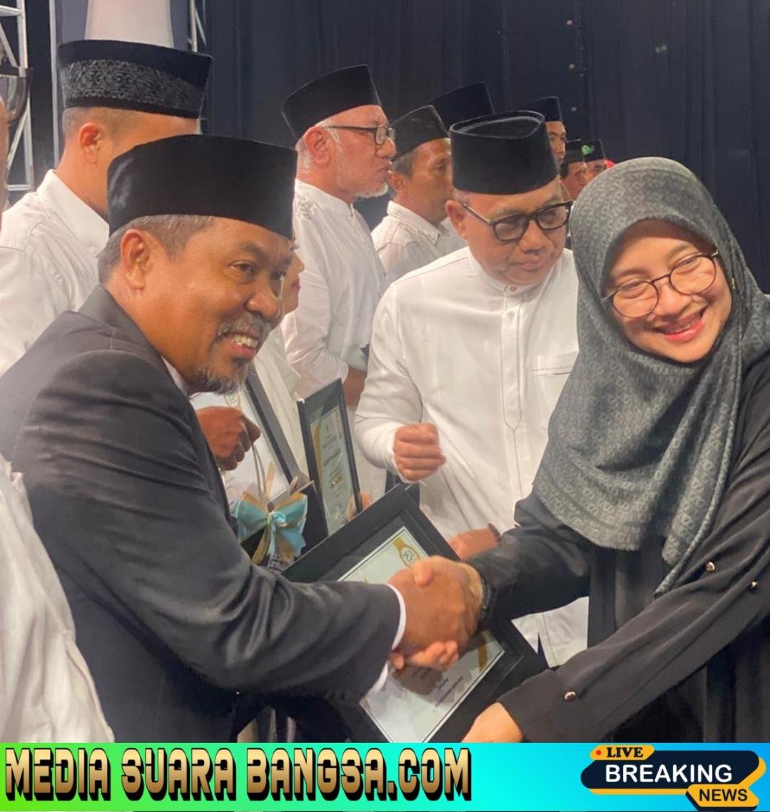 KH Ir Achmad Wahyudi Dianugerahi Tokoh Advokasi Sosial Keagamaan pada Refleksi Akhir Tahun Pemkab Banyuwangi 2025