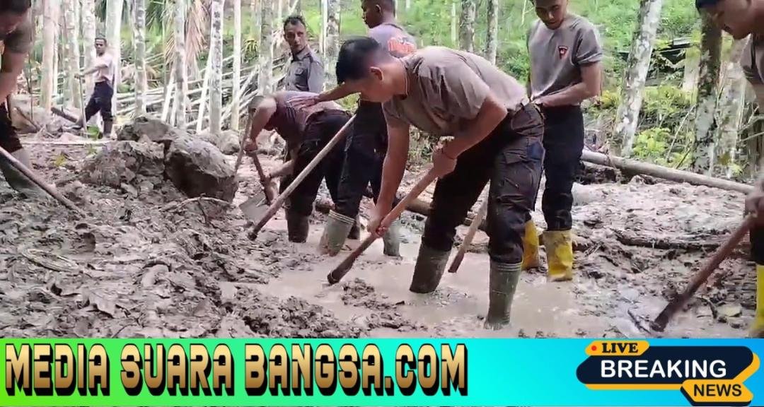 Di Tengah Lumpur dan Harapan, Polri Bersama Warga Buka Akses Jalan Kampung Setie Pascabencana