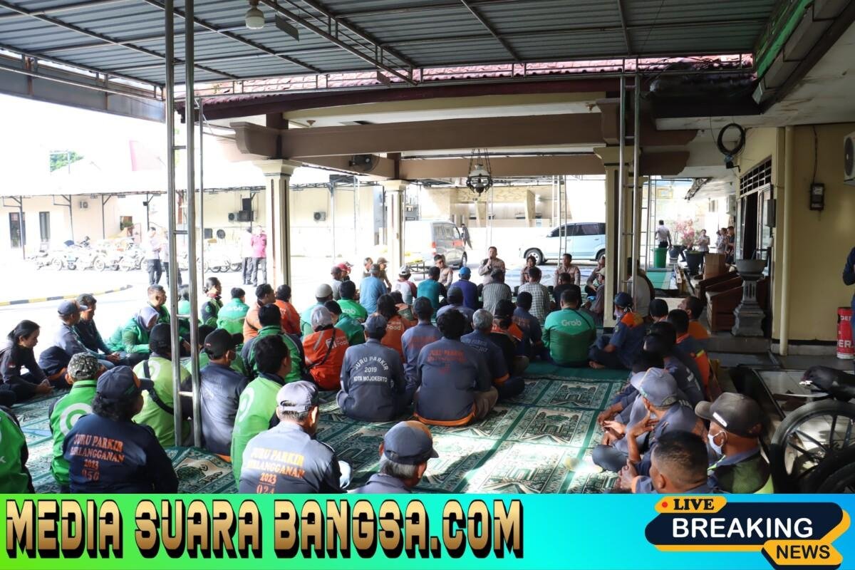 Polisi Peduli : Kapolres Mojokerto Kota Silaturahmi Salurkan Bantuan Sosial untuk Ojol dan Tukang Becak