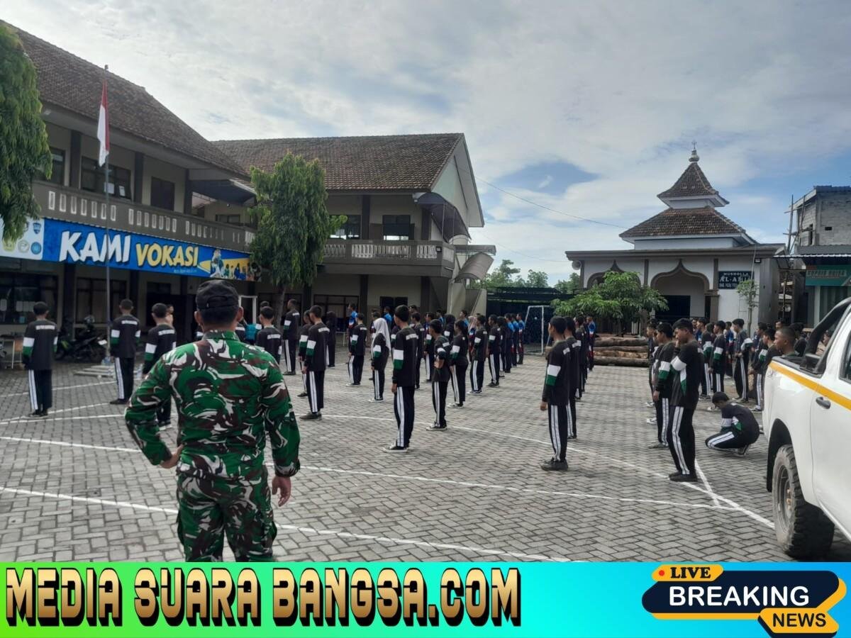 Anggota Koramil 0825-11/Pesanggaran Memberikan Pembinaan Mental dan Fisik Siswa Siswi SMK PGRI Pesanggaran