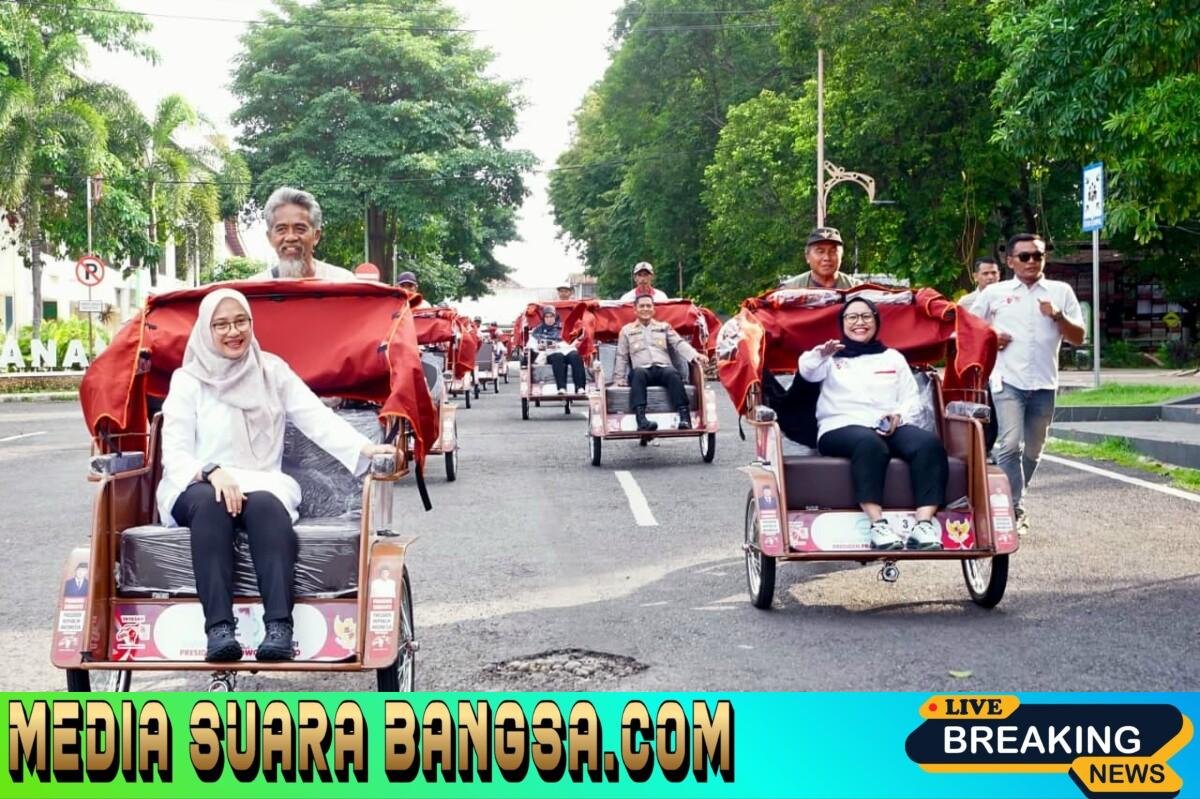 Bupati Ipuk Serahkan 200 Becak Listrik Bantuan Presiden ke Pengemudi Becak Lansia Banyuwangi