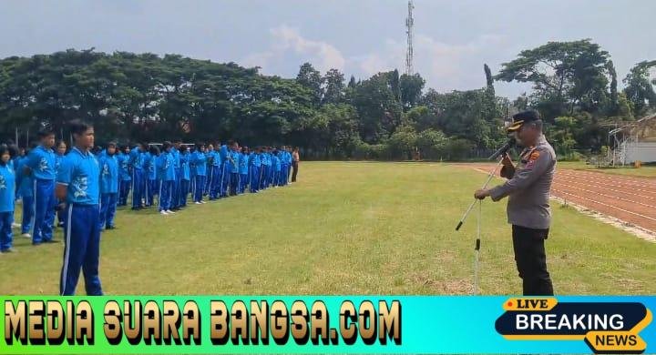 Polresta Banyuwangi Tanamkan Karakter dan Disiplin, Kasat Binmas Beri Pembinaan di SMA 1 Giri Taruna V