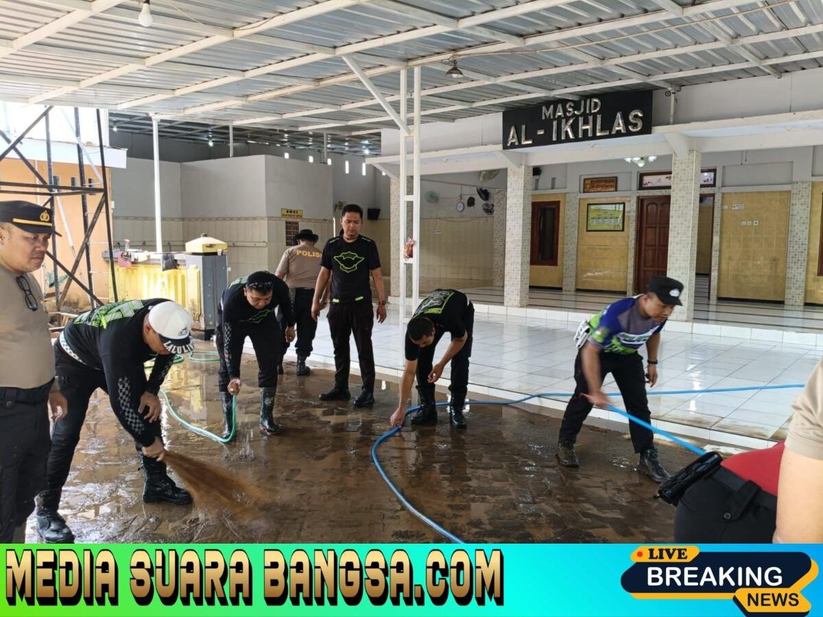 Polres Situbondo Bersihkan Fasum Terdampak Banjir Bandang di Desa Kalianget