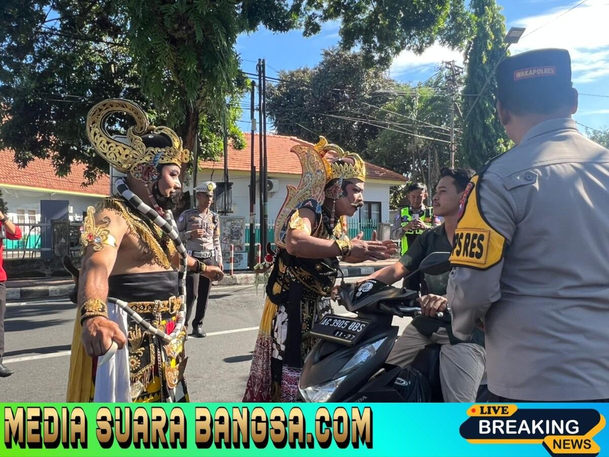 Unik..! Polres Blitar Kota Terjunkan Gatotkaca dan Werkudara Sosialisasikan Ops Keselamatan Semeru 2026