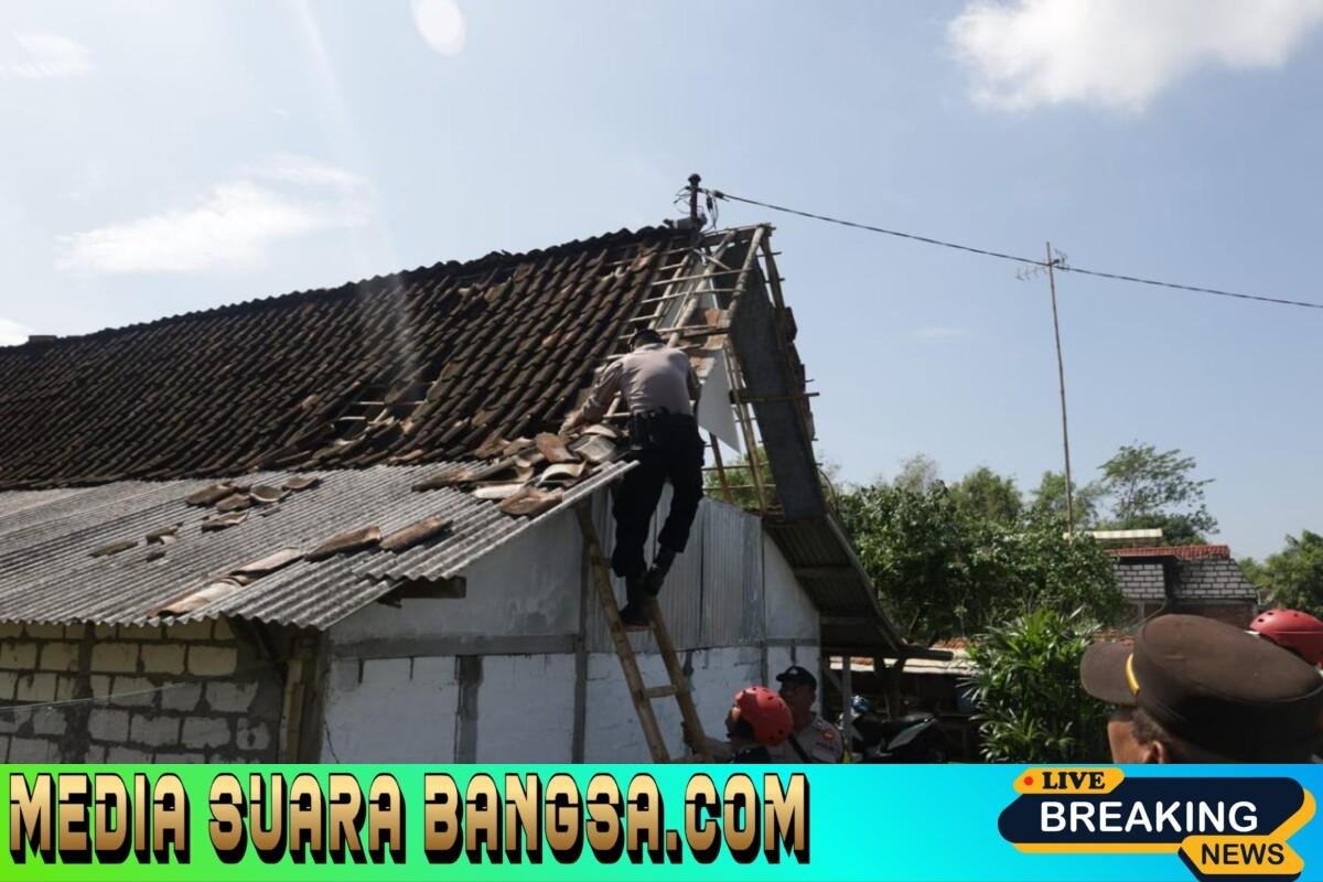 Tanggap Bencana, Polres Tuban Tangani Dampak Angin Puting Beliung