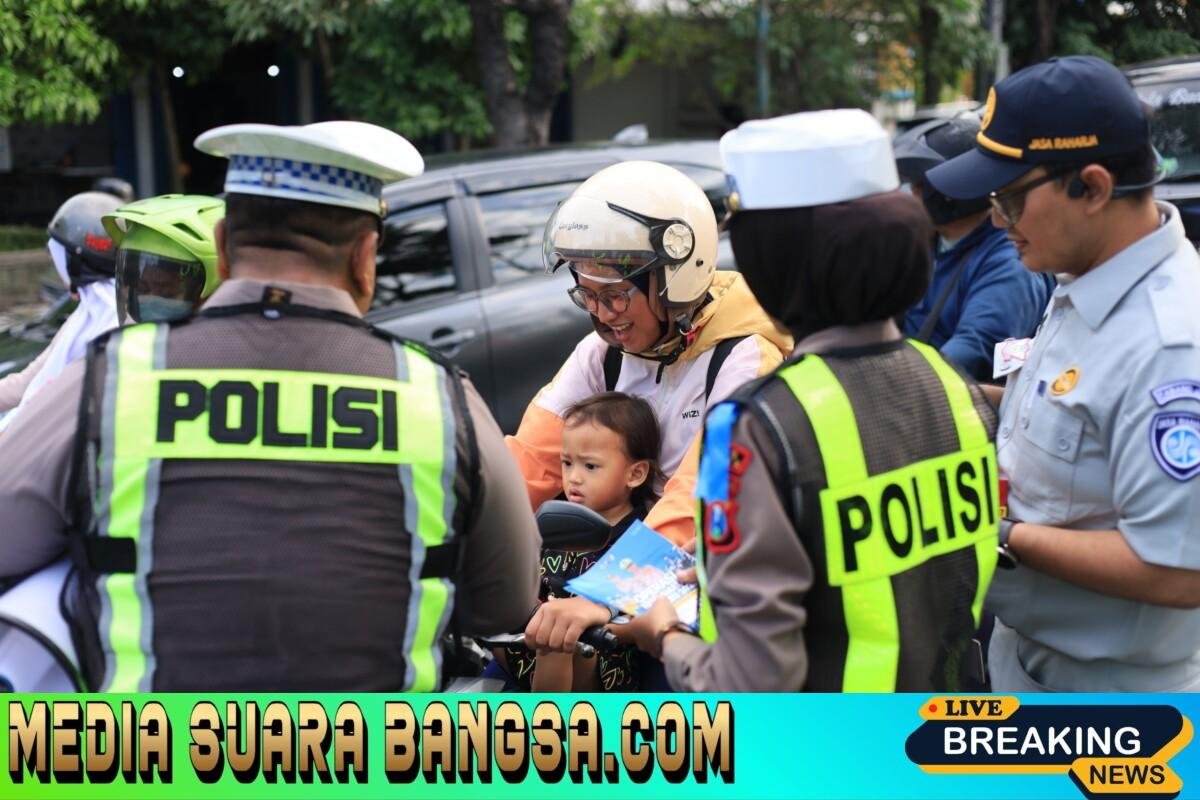 Polres Gresik Gencarkan Edukasi Keselamatan, Pengguna Jalan Tertib Dapat Cokelat