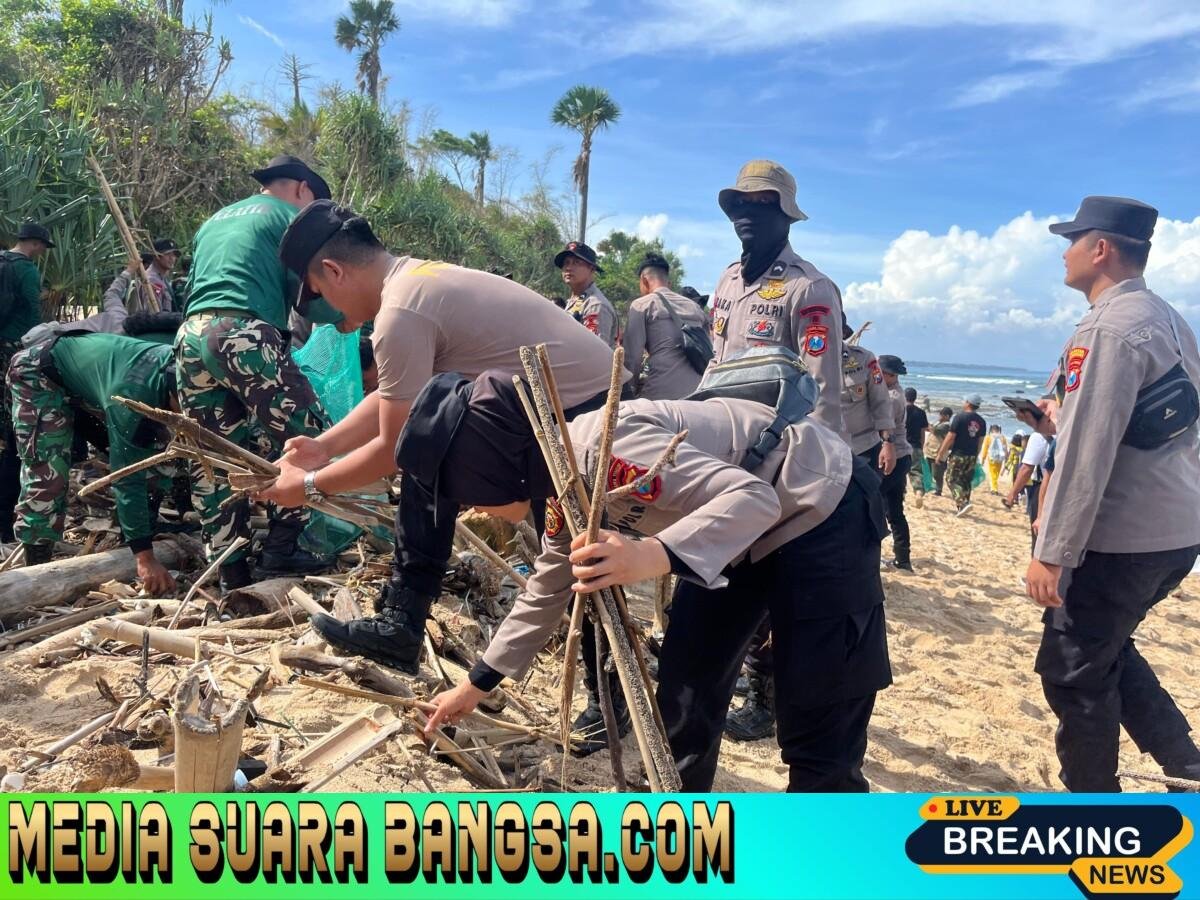 Polresta Banyuwangi dan Stage Holder Terkait mengikuti Karya Bakti Bersihkan Pesisir Pantai Pancur
