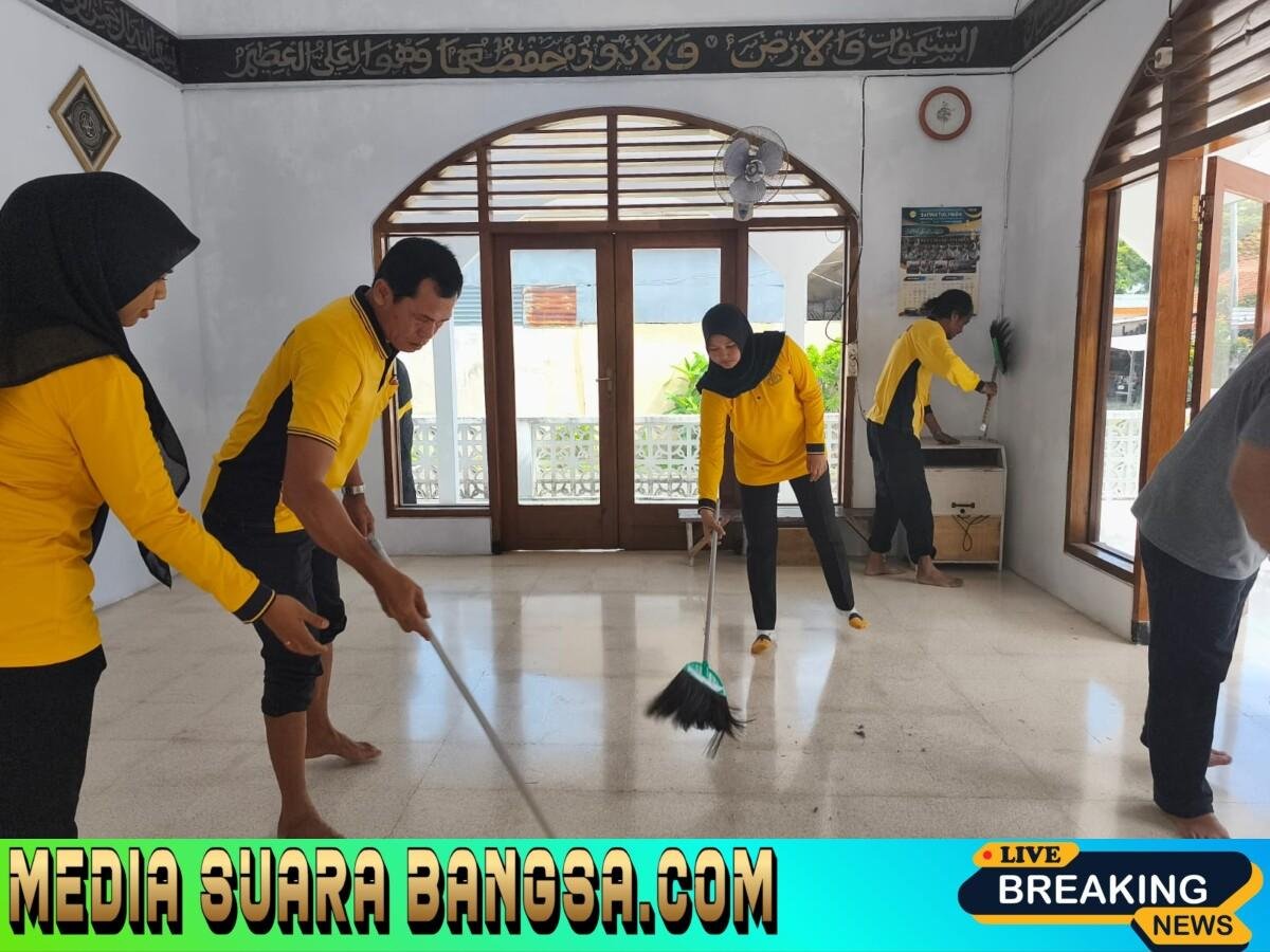 Jaga Kebersihan Sat Intelkam Polresta Banyuwangi Laksanakan Giat di Musholla Al Hikmah Penataban Kecamatan Giri