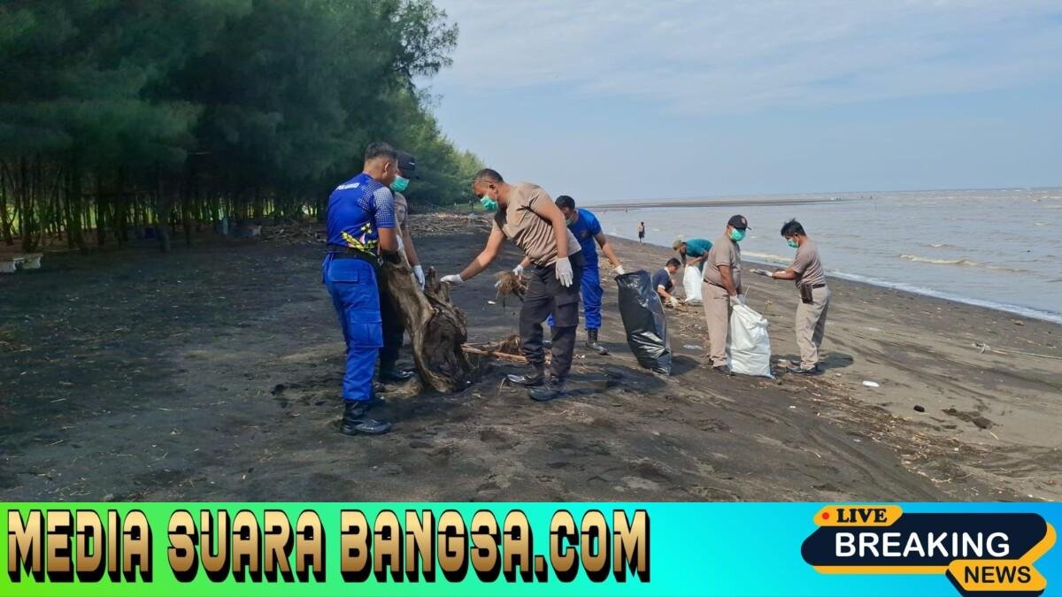 Gerakan Indonesia Asri : Polres Probolinggo Bersama Warga Percantik Destinasi Wisata Pantai