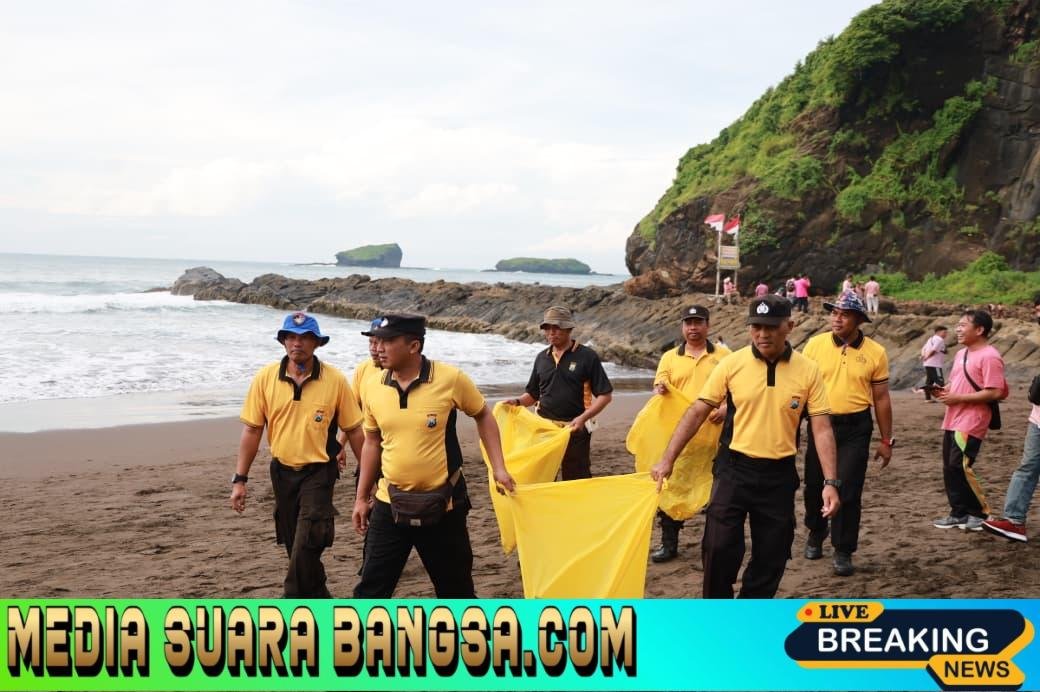Polres Jember Laksanakan Gerakan Indonesia Asri Bersihkan Pantai Watu Ulo
