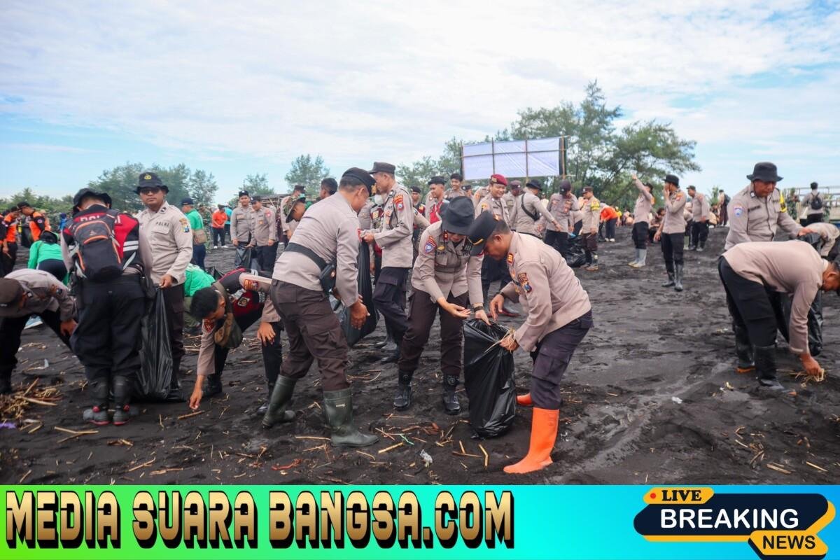 Polres Lumajang Gelar Aksi Bersih – bersih Wujudkan Pantai Watu Pecak Asri