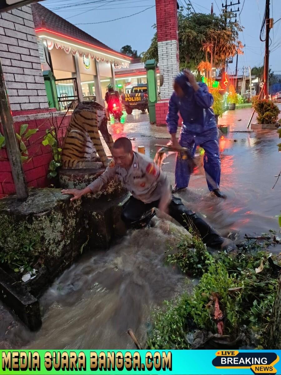 Polsek Glenmore Sigap Atur Lalu Lintas Akibat Genangan Air di Jalan Raya Jember – Banyuwangi