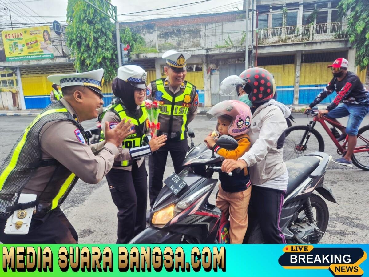 Hari Kesepuluh Operasi Keselamatan Semeru Polres Lumajang Beri Hadiah Pengendara Tertib