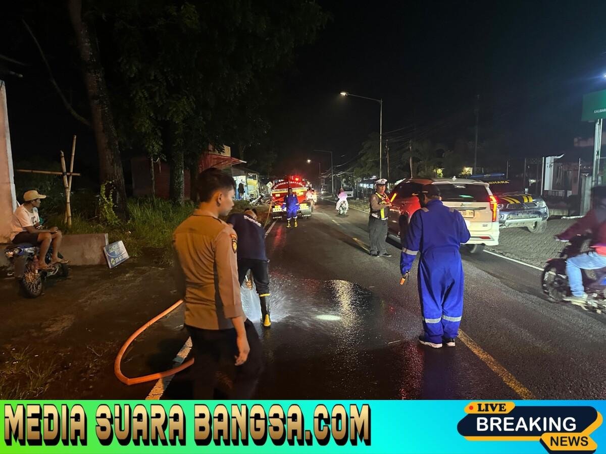 Respon Cepat Polsek Kalibaru Tangani Tumpahan Solar di Jalur Provinsi, Lalu Lintas Kembali Normal