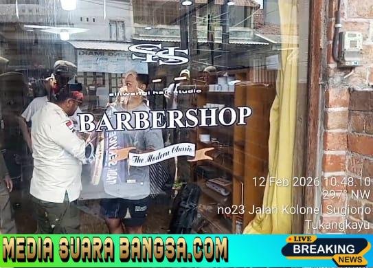 Pemilik Salah Satu BARBER SHOP di Jln. Kol. Sugiyono Kelurahan Tukangkayu Banyuwangi Bersitegang Dengan Polisi Pamong Praja.