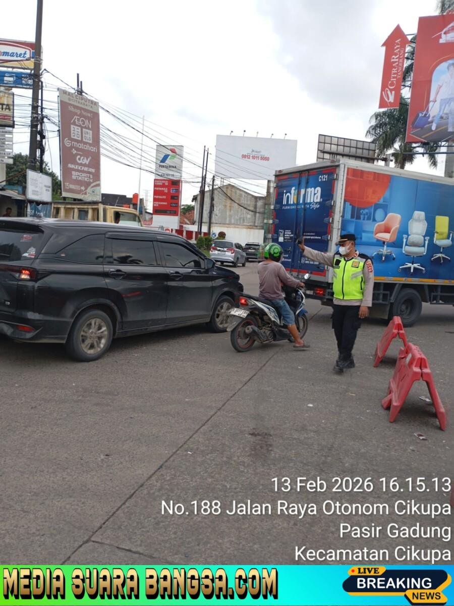 Personel Polsek Cikupa Laksanakan Pengaturan Lalu Lintas di Perempatan Cikupa Mas